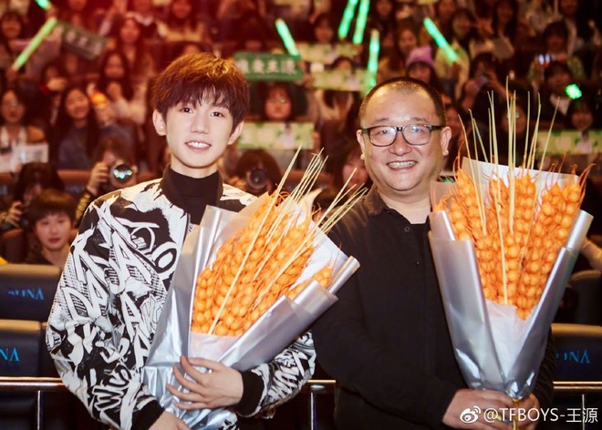 Fan sốc toàn tập trước hình ảnh Vương Nguyên ngoan hiền của TFBoys hút thuốc lá phì phèo bên Giả Nãi Lượng - Ảnh 6.