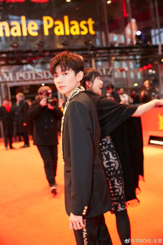 Fan sốc toàn tập trước hình ảnh Vương Nguyên ngoan hiền của TFBoys hút thuốc lá phì phèo bên Giả Nãi Lượng - Ảnh 8.