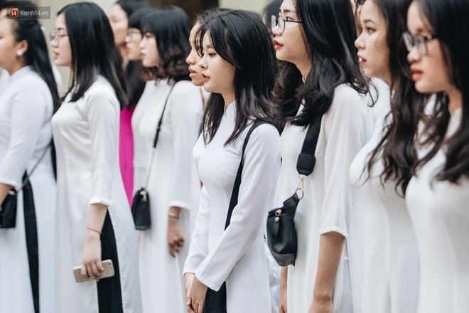 Mặc áo dài trắng đội mưa dự lễ bế giảng, dàn nữ sinh ngôi trường này gây thương nhớ vì quá xinh xắn - Ảnh 5.