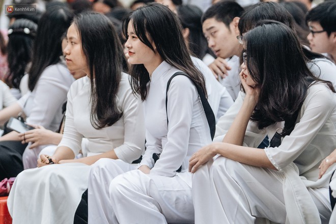 Mặc áo dài trắng đội mưa dự lễ bế giảng, dàn nữ sinh ngôi trường này gây thương nhớ vì quá xinh xắn - Ảnh 6.