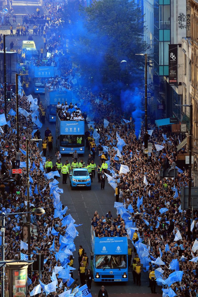 Những khoảnh khắc đẹp trong lễ diễu hành mừng cú ăn 4 danh hiệu nội địa của Man City - Ảnh 4.