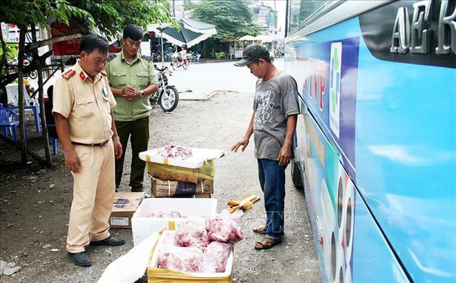 Bắt giữ vụ vận chuyển hơn 600 kg nội tạng và bì lợn bốc mùi - Ảnh 1.