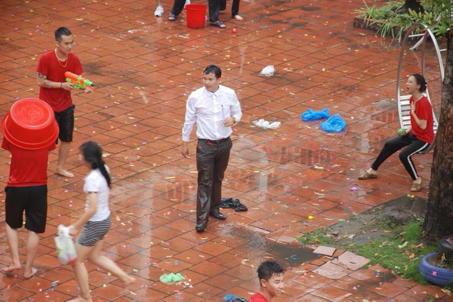 Xuống sân trường quẩy với học sinh ngày bế giảng, thầy hiệu phó bị ụp nguyên xô nước vào người, ướt như chuột lột - Ảnh 1.