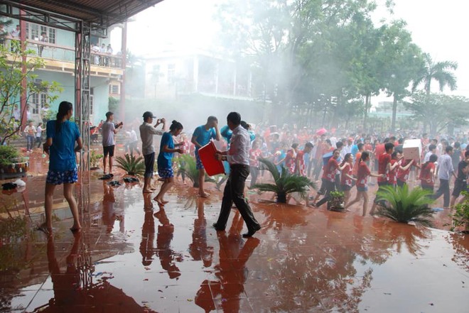 Xuống sân trường quẩy với học sinh ngày bế giảng, thầy hiệu phó bị ụp nguyên xô nước vào người, ướt như chuột lột - Ảnh 4.