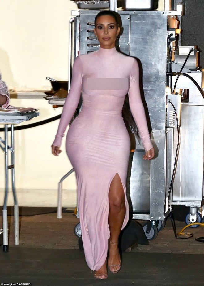 Kylie Jenner mở tiệc hường phấn quy tụ dàn chị em Kardashian, ai cũng tận lực khoe boby nóng bỏng - Ảnh 2.