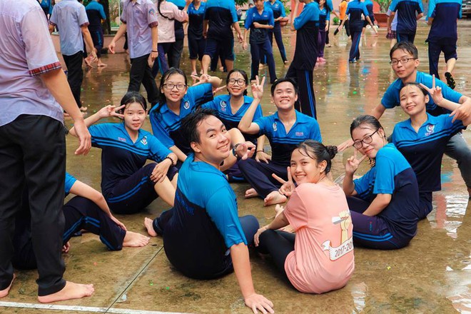 Thấy học sinh dùng súng nước bắn nhau ngày bế giảng, thầy hiệu phó mang hẳn vòi cứu hoả ra phun nước chống lại toàn trường! - Ảnh 12.