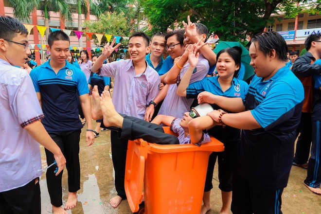 Thấy học sinh dùng súng nước bắn nhau ngày bế giảng, thầy hiệu phó mang hẳn vòi cứu hoả ra phun nước chống lại toàn trường! - Ảnh 7.