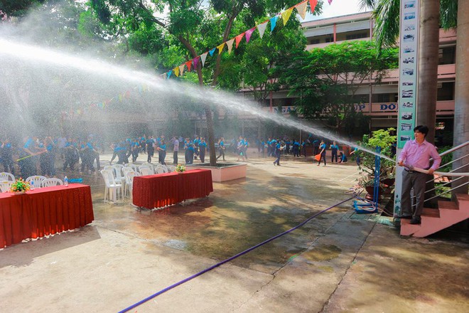 Thấy học sinh dùng súng nước bắn nhau ngày bế giảng, thầy hiệu phó mang hẳn vòi cứu hoả ra phun nước chống lại toàn trường! - Ảnh 3.