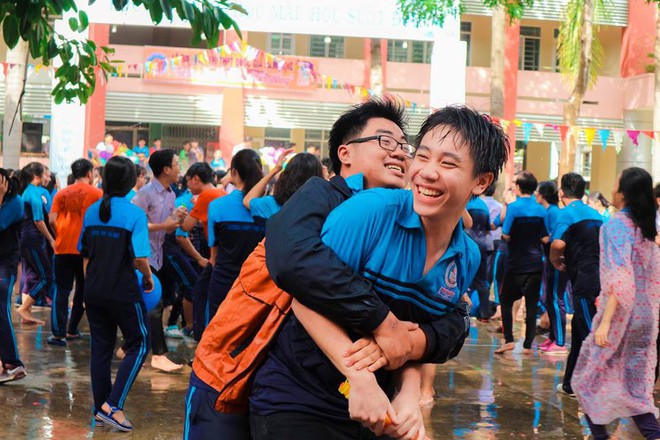 Thấy học sinh dùng súng nước bắn nhau ngày bế giảng, thầy hiệu phó mang hẳn vòi cứu hoả ra phun nước chống lại toàn trường! - Ảnh 8.