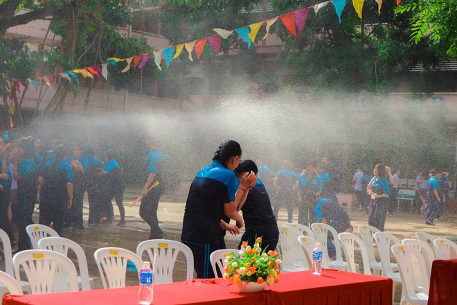 Thấy học sinh dùng súng nước bắn nhau ngày bế giảng, thầy hiệu phó mang hẳn vòi cứu hoả ra phun nước chống lại toàn trường! - Ảnh 5.