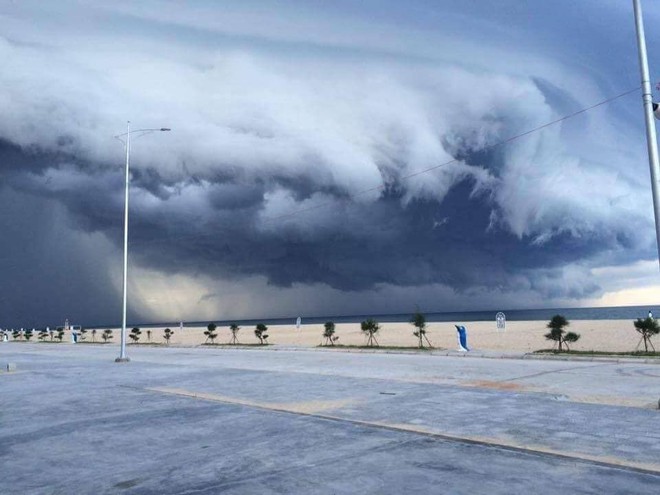 Những hình ảnh về strange clouds sẽ làm bạn phải trầm trồ và say đắm. Với sự kết hợp giữa sáng tạo và khả năng biểu đạt tuyệt vời, những hình ảnh này sẽ đem đến cho bạn cảm giác mới lạ và khó quên về bầu trời.