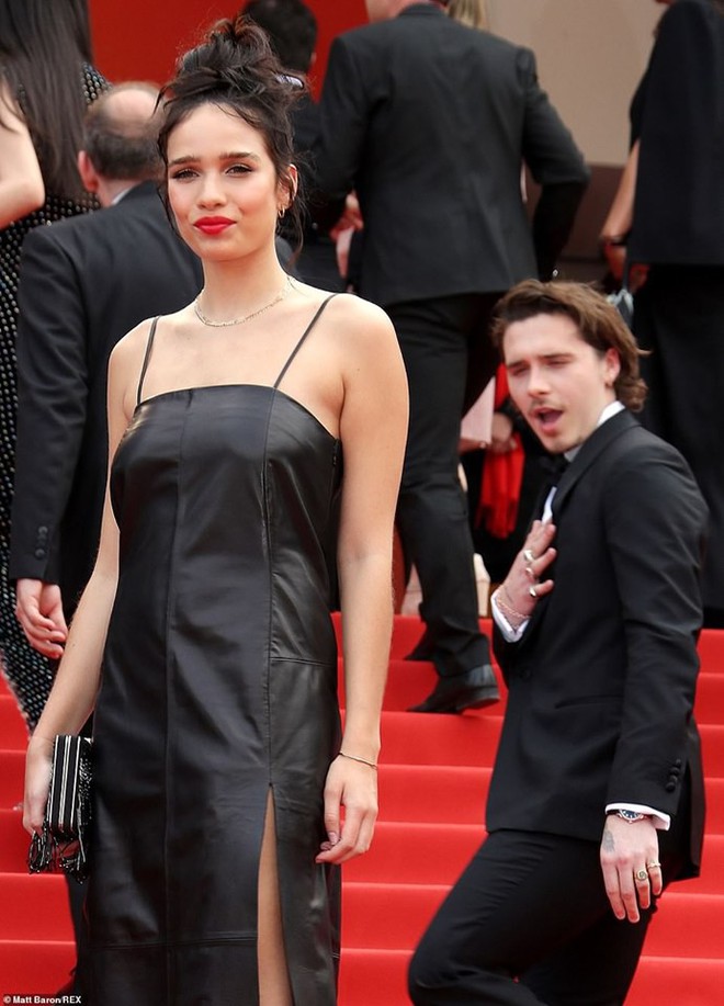 Biểu cảm há hốc miệng, mắt đầy thâm tình của Brooklyn Beckham khi ngắm nhìn bạn gái tại Cannes bất ngờ gây bão - Ảnh 1.