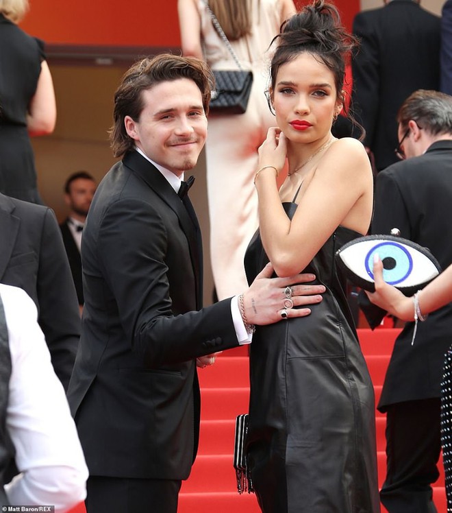 Biểu cảm há hốc miệng, mắt đầy thâm tình của Brooklyn Beckham khi ngắm nhìn bạn gái tại Cannes bất ngờ gây bão - Ảnh 4.