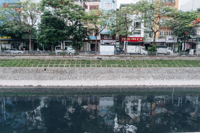 Sau một tuần dùng công nghệ nano làm sạch sông Tô Lịch, người dân vẫn tiếp tục vứt rác xuống - Ảnh 10.