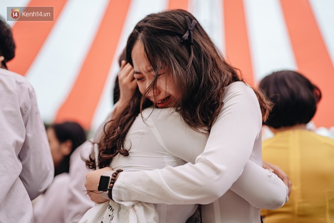 Những khoảnh khắc đẹp nhất mùa bế giảng tại Hà Nội: Dàn nữ sinh khóc lóc bù lu bù loa vẫn giữ được nét xinh xắn đến xao lòng - Ảnh 10.