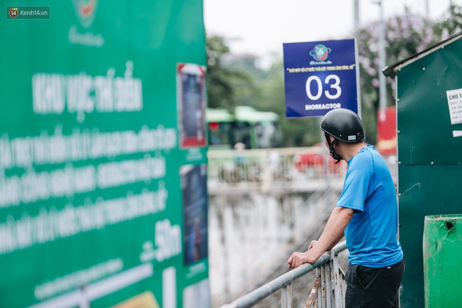 Sau một tuần dùng công nghệ nano làm sạch sông Tô Lịch, người dân vẫn tiếp tục vứt rác xuống - Ảnh 8.