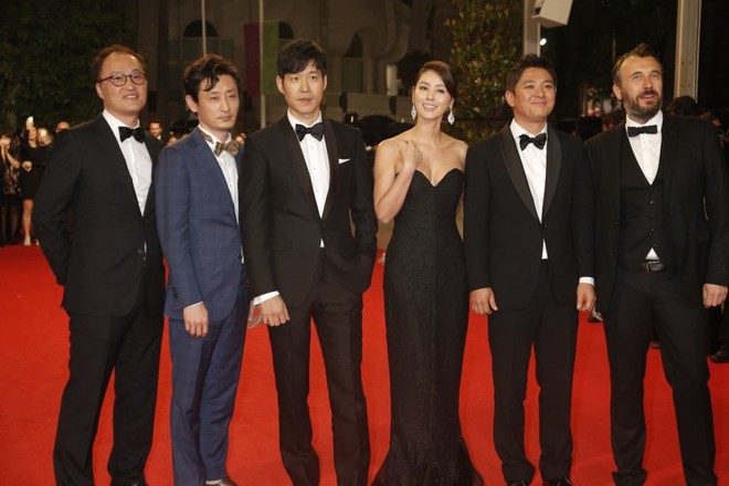 Nữ minh tinh xứ Hàn lên thảm đỏ Cannes: Jeon Ji Hyun và mẹ Kim Tan gây choáng ngợp, nhưng sao nhí này mới đáng nể - Ảnh 5.