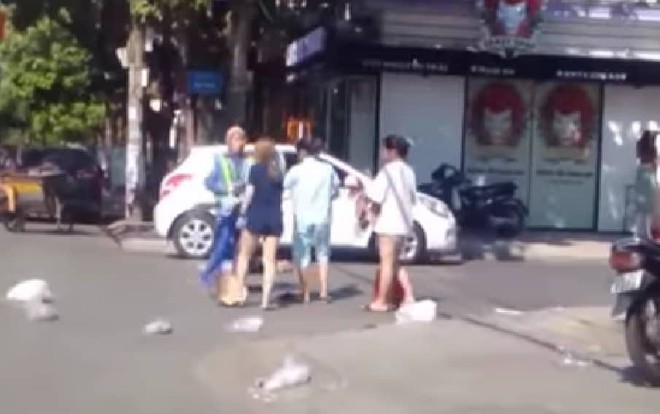 Vụ nữ chủ shop quần &aacute;o h&agrave;nh hung c&ocirc; lao c&ocirc;ng: Nạn nh&acirc;n kh&ocirc;ng nhận tiền bồi thường - Ảnh 1.