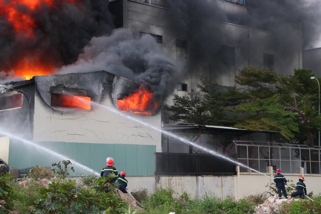 Bình Dương: Công ty băng keo rộng hàng ngàn mét vuông cháy khủng khiếp, công nhân tháo chạy thục mạng - Ảnh 2.