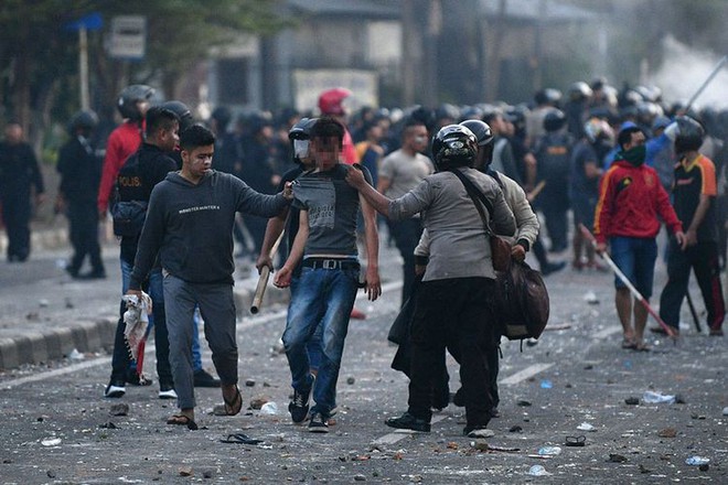 Biểu tình bạo lực tại Jakarta khiến hơn 200 người thương vong - Ảnh 1.