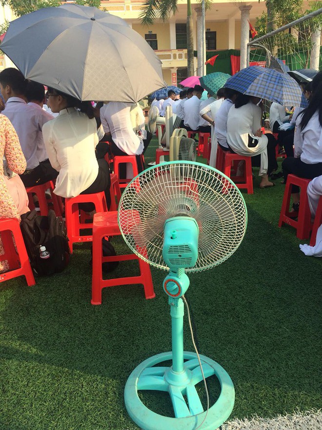 Hình ảnh bá đạo nhất mùa bế giảng: Lớp học ở Nam Định mang hẳn quạt ở nhà đến trường để… chống nóng! - Ảnh 1.