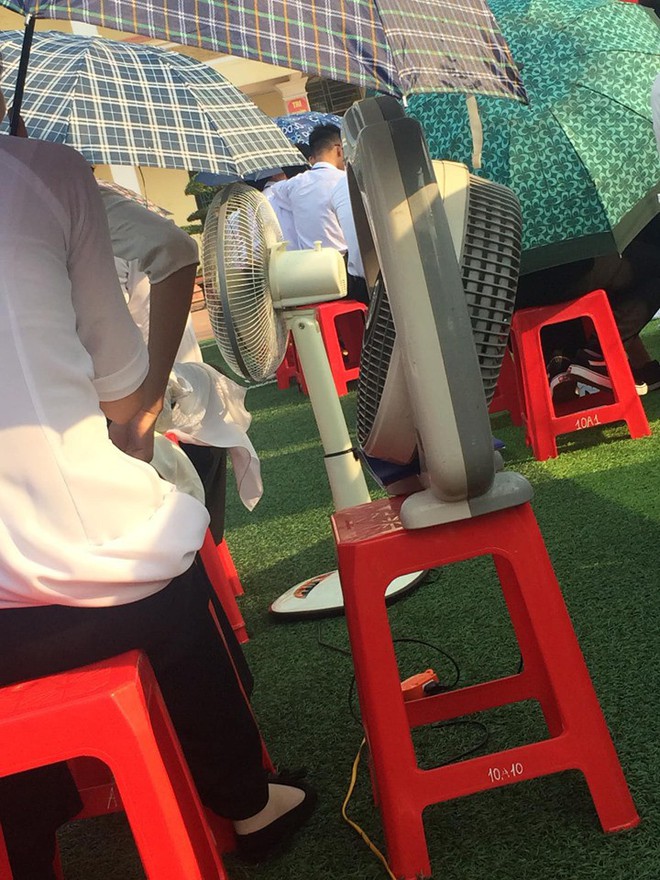 Hình ảnh bá đạo nhất mùa bế giảng: Lớp học ở Nam Định mang hẳn quạt ở nhà đến trường để… chống nóng! - Ảnh 2.