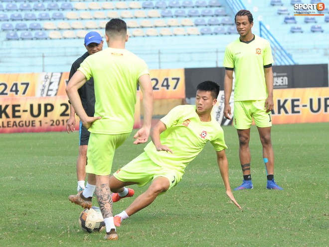 Thủ môn trẻ tài năng của U23 Việt Nam trổ tài làm bác sĩ, chăm sóc đàn anh - Ảnh 12.