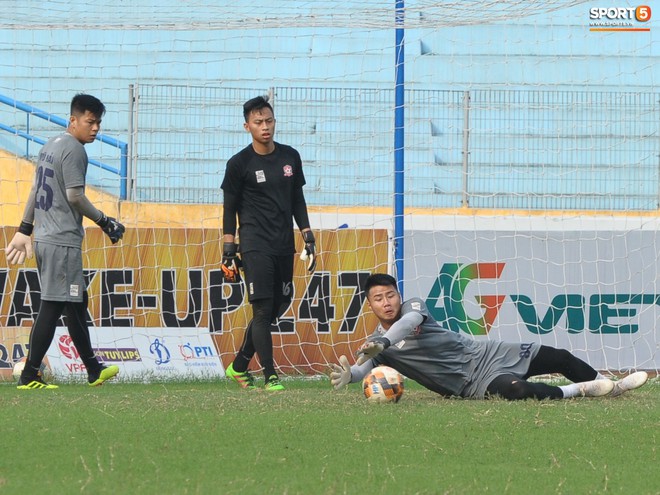 Thủ môn trẻ tài năng của U23 Việt Nam trổ tài làm bác sĩ, chăm sóc đàn anh - Ảnh 4.