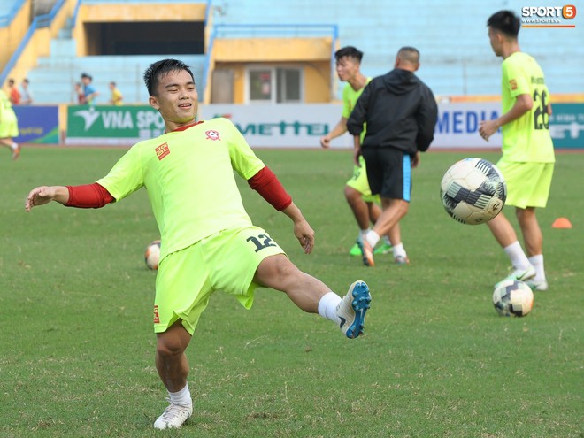 Thủ môn trẻ tài năng của U23 Việt Nam trổ tài làm bác sĩ, chăm sóc đàn anh - Ảnh 8.