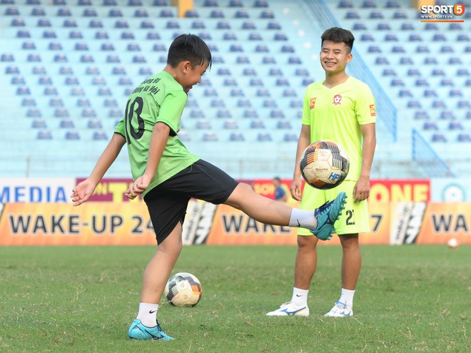 Thủ môn trẻ tài năng của U23 Việt Nam trổ tài làm bác sĩ, chăm sóc đàn anh - Ảnh 7.