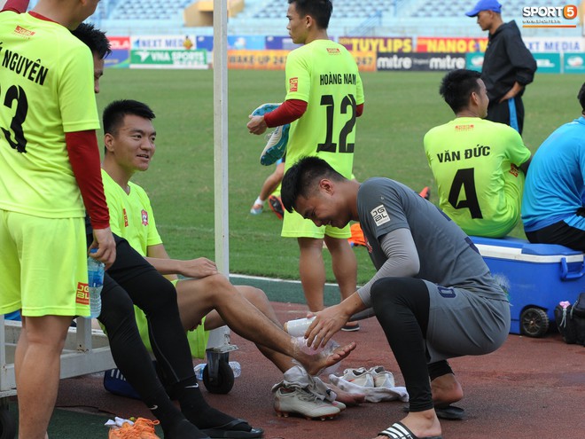 Thủ môn trẻ tài năng của U23 Việt Nam trổ tài làm bác sĩ, chăm sóc đàn anh - Ảnh 2.