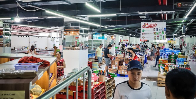 Không chỉ gây sốc khi thản nhiên bóc đồ, vứt bừa bãi tại siêu thị Auchan, một số người còn giả vờ vào mua để trộm cắp hàng hóa - Ảnh 7.