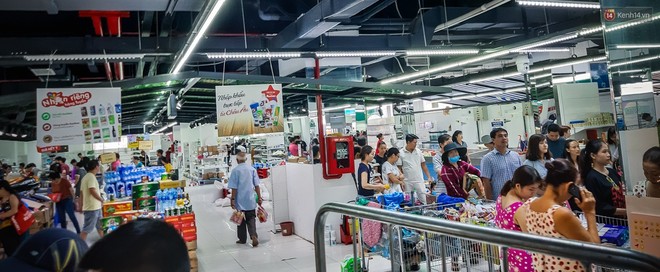 Không chỉ gây sốc khi thản nhiên bóc đồ, vứt bừa bãi tại siêu thị Auchan, một số người còn giả vờ vào mua để trộm cắp hàng hóa - Ảnh 8.