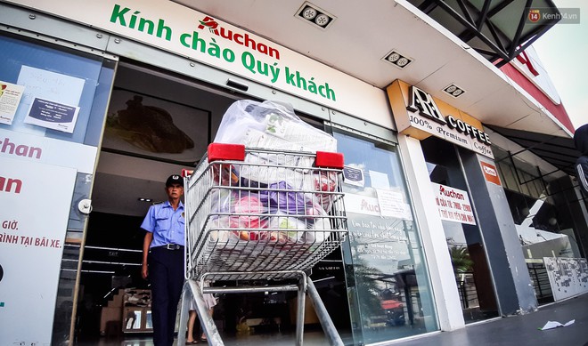 Không chỉ gây sốc khi thản nhiên bóc đồ, vứt bừa bãi tại siêu thị Auchan, một số người còn giả vờ vào mua để trộm cắp hàng hóa - Ảnh 18.