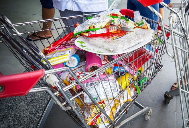 Không chỉ gây sốc khi thản nhiên bóc đồ, vứt bừa bãi tại siêu thị Auchan, một số người còn giả vờ vào mua để trộm cắp hàng hóa - Ảnh 11.