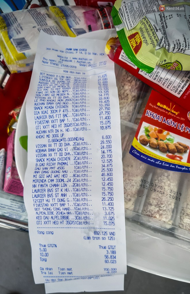 Không chỉ gây sốc khi thản nhiên bóc đồ, vứt bừa bãi tại siêu thị Auchan, một số người còn giả vờ vào mua để trộm cắp hàng hóa - Ảnh 12.