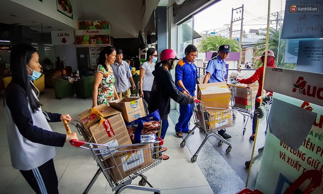 Không chỉ gây sốc khi thản nhiên bóc đồ, vứt bừa bãi tại siêu thị Auchan, một số người còn giả vờ vào mua để trộm cắp hàng hóa - Ảnh 14.