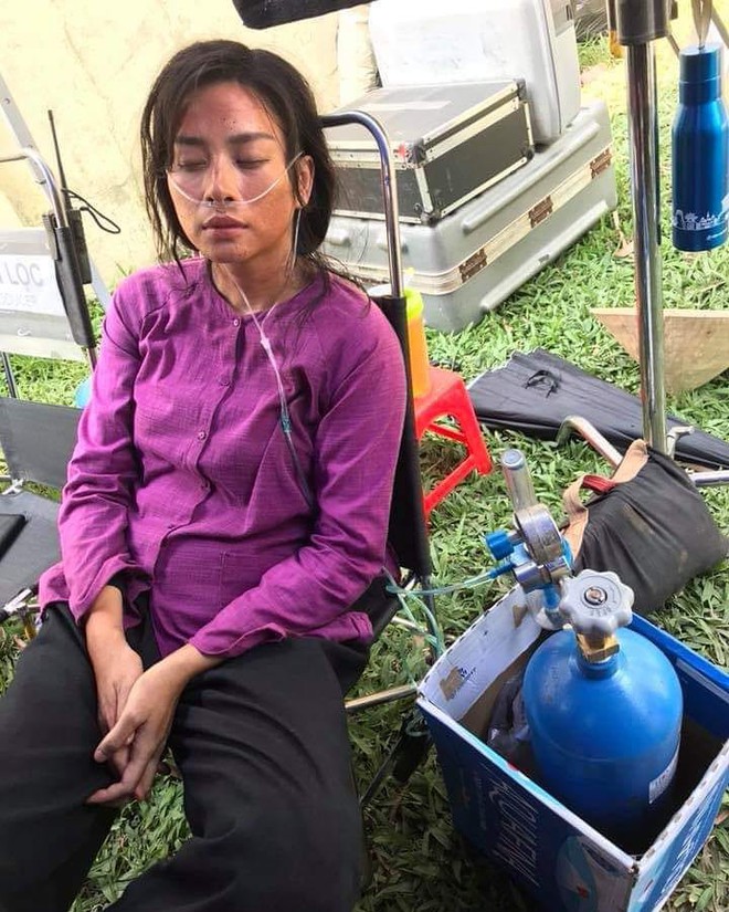 Vất vả như Ngô Thanh Vân trên phim trường Hai Phượng: Bệnh mà không dám đi bệnh viện, phải thở bình oxy cho đỡ tốn chi phí - Ảnh 2.