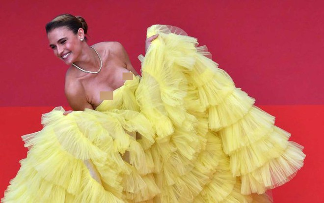 Sự cố hy hữu trên thảm đỏ Cannes: Mải mê tạo dáng, mẫu Brazil bị tụt váy, lộ gần cả vòng 1 trước hàng trăm con mắt - Ảnh 1.