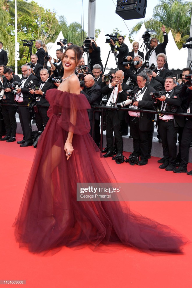 Cannes ngày 8: Mỹ nhân Ý khoe vòng 1 nhức mắt, dàn người mẫu Hollywood tung chiêu hết cỡ tại thảm đỏ - Ảnh 10.