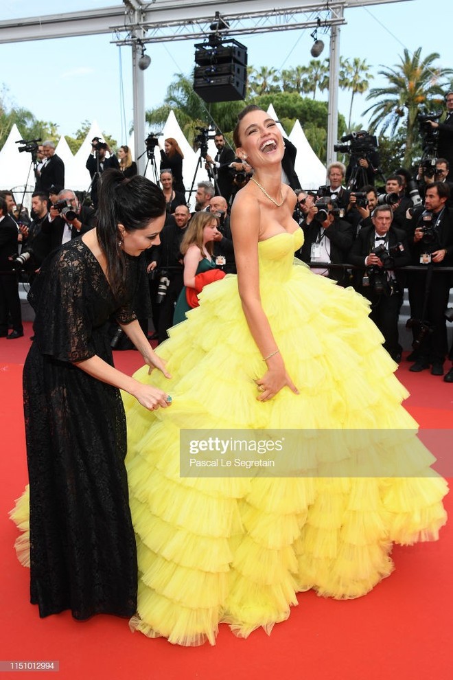 Sự cố hy hữu trên thảm đỏ Cannes: Mải mê tạo dáng, mẫu Brazil bị tụt váy, lộ gần cả vòng 1 trước hàng trăm con mắt - Ảnh 3.