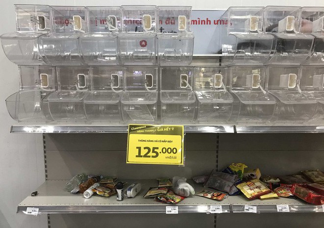  Nh&acirc;n vi&ecirc;n Auchan muốn kh&oacute;c nh&igrave;n kh&aacute;ch vừa mua, vừa ăn, vừa ph&aacute; h&agrave;ng h&oacute;a trong si&ecirc;u thị  - Ảnh 3.