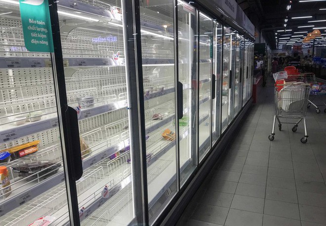  Nh&acirc;n vi&ecirc;n Auchan muốn kh&oacute;c nh&igrave;n kh&aacute;ch vừa mua, vừa ăn, vừa ph&aacute; h&agrave;ng h&oacute;a trong si&ecirc;u thị  - Ảnh 5.