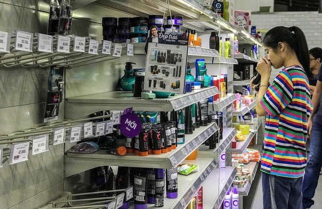  Nh&acirc;n vi&ecirc;n Auchan muốn kh&oacute;c nh&igrave;n kh&aacute;ch vừa mua, vừa ăn, vừa ph&aacute; h&agrave;ng h&oacute;a trong si&ecirc;u thị  - Ảnh 9.