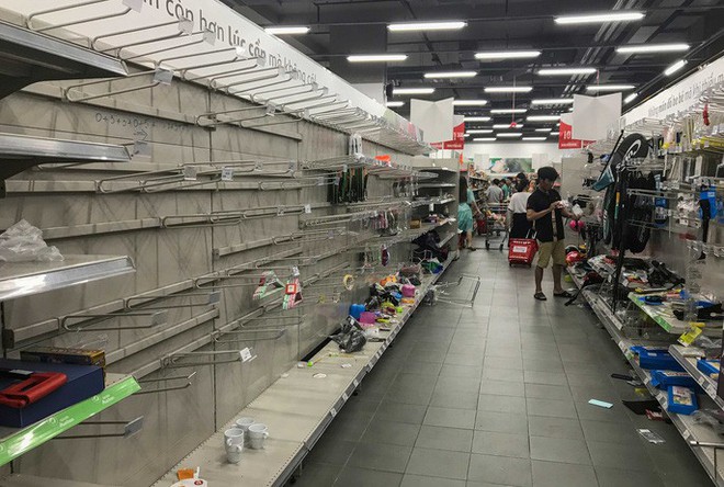  Nh&acirc;n vi&ecirc;n Auchan muốn kh&oacute;c nh&igrave;n kh&aacute;ch vừa mua, vừa ăn, vừa ph&aacute; h&agrave;ng h&oacute;a trong si&ecirc;u thị  - Ảnh 10.