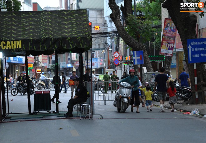 Ban quản lý sân Hàng Đẫy sử dụng máy quét an ninh, CĐV Hải Phòng cổ vũ bằng hoa phượng thay pháo sáng - Ảnh 12.