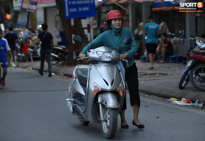 Ban quản lý sân Hàng Đẫy sử dụng máy quét an ninh, CĐV Hải Phòng cổ vũ bằng hoa phượng thay pháo sáng - Ảnh 11.