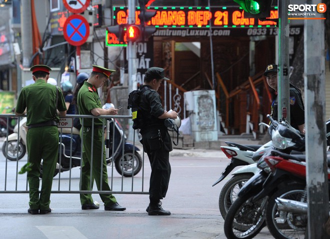 Ban quản lý sân Hàng Đẫy sử dụng máy quét an ninh, CĐV Hải Phòng cổ vũ bằng hoa phượng thay pháo sáng - Ảnh 10.