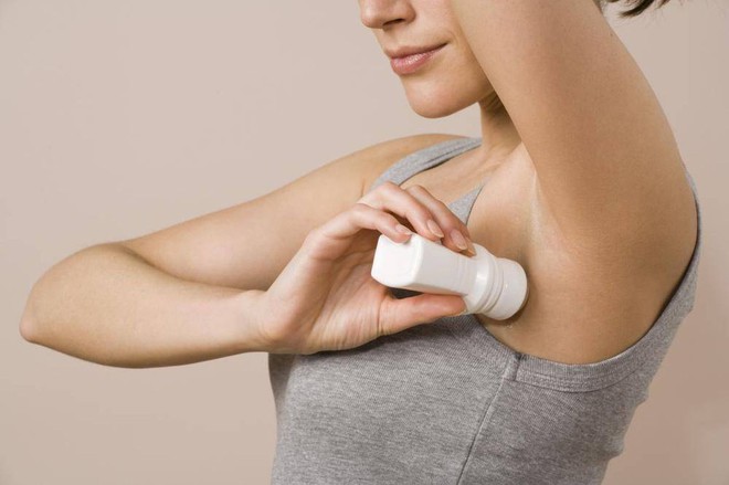 Đ&acirc;y ch&iacute;nh l&agrave; những c&aacute;ch hữu hiệu để bạn giải quyết vệt mồ h&ocirc;i loang ướt n&aacute;ch m&ugrave;a h&egrave; - Ảnh 4.