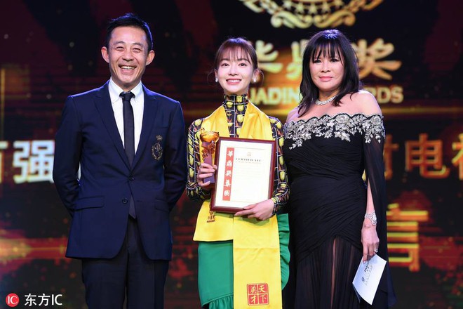 Bạch Ngọc Lan c&ograve;n chưa trao giải, Dương Tử đ&atilde; mời thi&ecirc;n hạ h&iacute;t nhẹ drama bằng một d&ograve;ng trạng th&aacute;i vừa đăng đ&atilde; xo&aacute; - Ảnh 4.